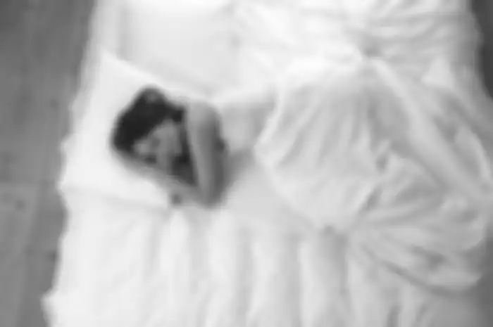 Menurut hitungan Feng Shui, arah tidur seseorang diukur berdasarkan elemen kelahiran penghuni untuk diselaraskan dengan gaya magnetik ruang. 