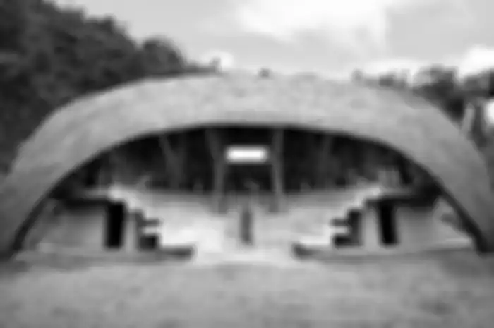Uniknya rancangan atap yang menghadap ke barat memberikan keteduhan dari sinar matahari yang kuat