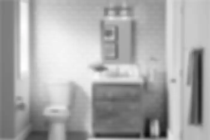 Banyak orang menyepelekan masalah kebersihan kamar mandi. Bau tidak sedap dari kamar mandi akan merusak energi di sekitarnya.