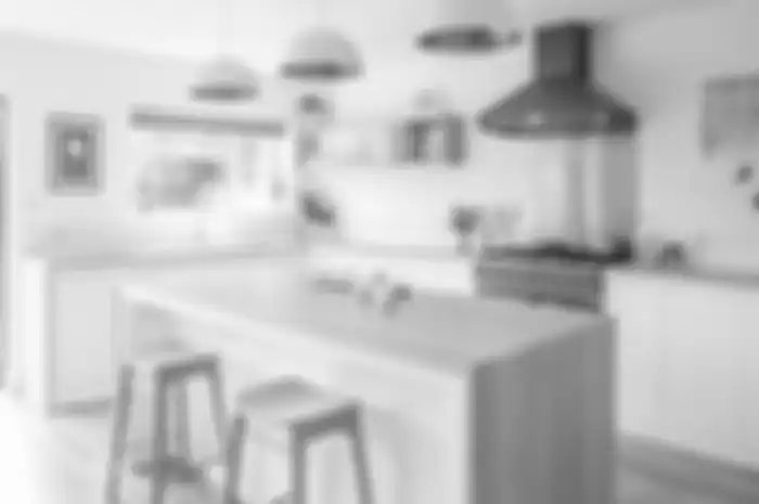 Desain dapur bernuansa putih dengan meja makan sebagai island untuk keluarga berkumpul.