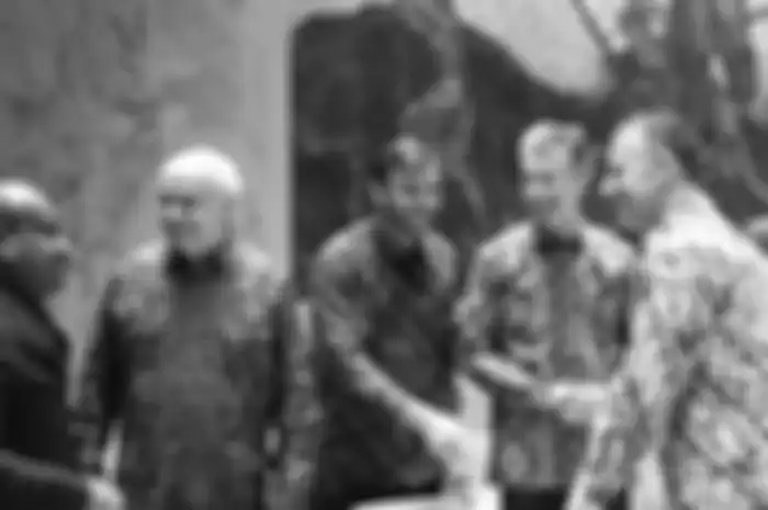 Utusan Khusus Republik Dominika untuk PBB Jose Singer Weisinger (dua kiri), Koordinator Politik Misi Perancis untuk PBB Antoine Michon (tengah), dan Duta Besar Jerman untuk PBB Christoph Heusgen (dua kanan) mengenakan batik saat menghadiri sidang Dewan Keamanan PBB di New York Selasa (7/5/2019). 