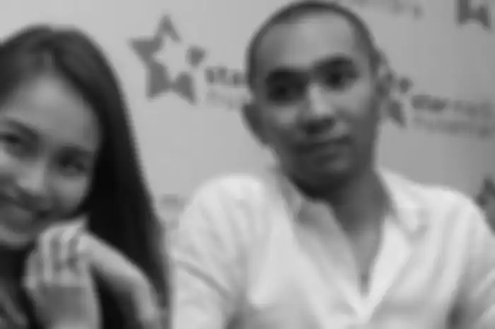 Ayu Ting Ting bersama mantan suaminya, Henry Baskoro Hendarso alias Enji, menggelar jumpa pers di Studio 6 RCTI, Kebon Jeruk, Jakarta Barat, Jumat (5/7/2013)