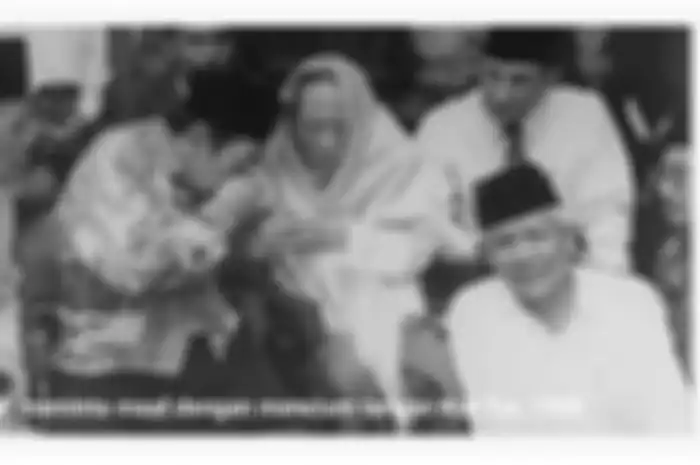 Gus Dur ketika meminta maaf kepada Kiai Tur dengan mencium tangan beliau.