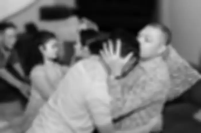 Azriel sungkem kepada Raul Lemos. 