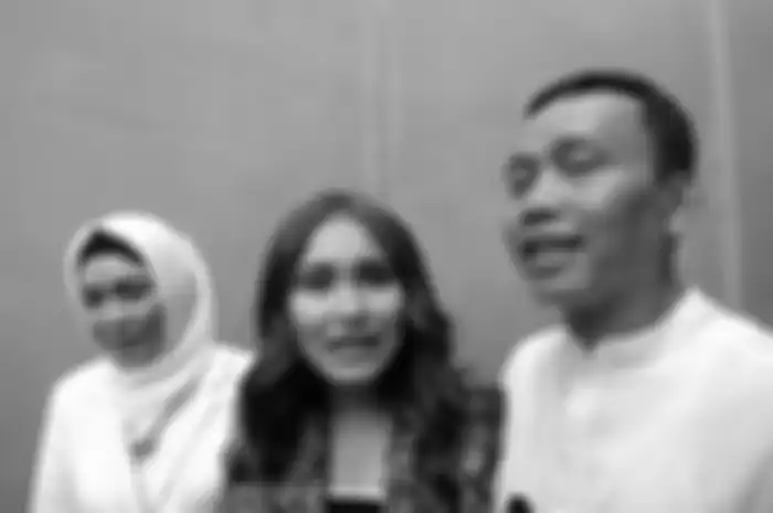 Ayu Ting Ting didampingi Umi Kalsum dan Abdul Rozak saat Grid.ID temui di kawasan Tendean, Mampang, Jakarta Selatan, Kamis (20/6/2019).