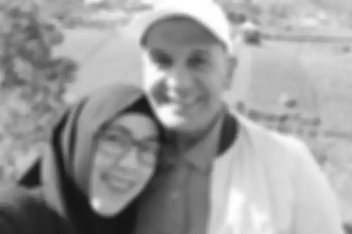 Terpaut Usia 45 Tahun, Begini Mesranya Mark Sungkar dan Istri Muda Makan Malam di Pinggir Gunung