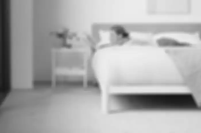 membersihkan kasur