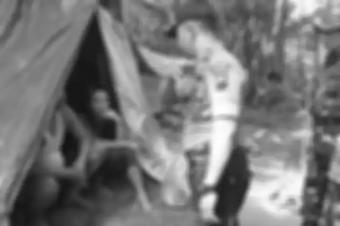 Petugas Polsek Bojong bersama Koramil Bojong dan perangkat desa datang ke lokasi warga asing yang mendirikan tenda di Desa Bukur, Kecamatan Bojong, Kabupaten Pekalongan, Jawa Tengah. 