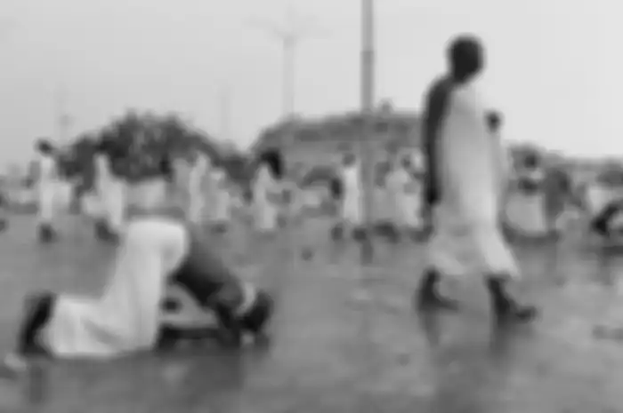 Umat Muslim berdoa di tengah turunnya hujan saat melaksanakan wukuf di Jabal Rahmah, Padang Arafah, Arab Saudi, Sabtu (10/8/2019). Jemaah haji dari seluruh dunia mulai berkumpul di Padang Arafah untuk melaksanakan wukuf yang merupakan puncak ibadah haji.