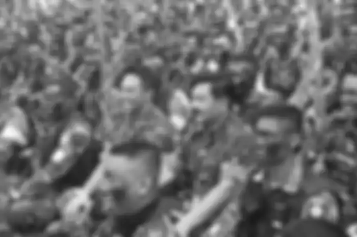 Panglima TNI Marsekal Hadi Tjahjanto bersama KSAD Jenderal Andika Perkasa, berfoto bersama para prajurit peserta Latihan Antar Kecabangan (Latancab) Kartika Yudha 2019, Senin (19/8/2019).