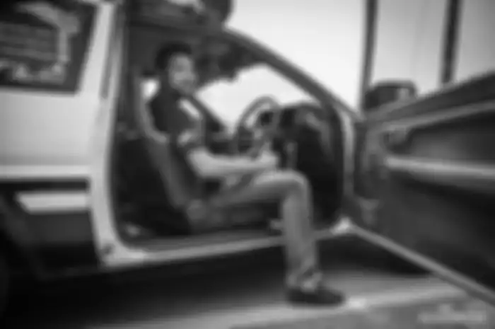 Hadri dan mobil tua kesayangannya yang siap melakukan perjalanan demi melamar sang kekasih.