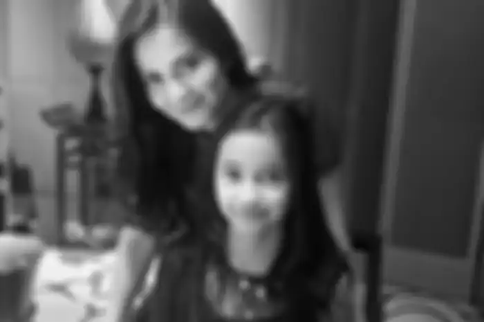 Sydney Azkassyah dan Mama, Cut Tari