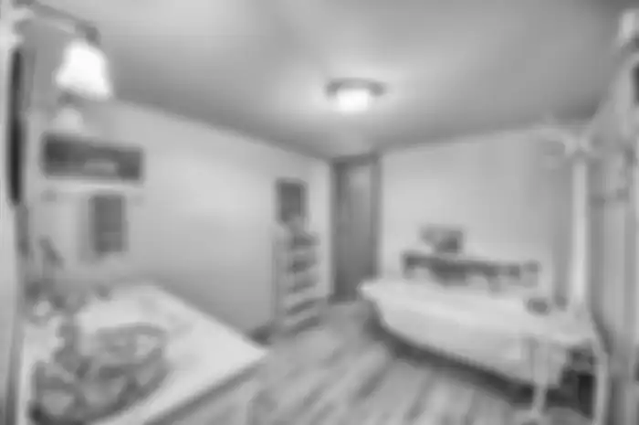 Kamar mandi mungil dengan pengaturan zona sesuai fungsi.