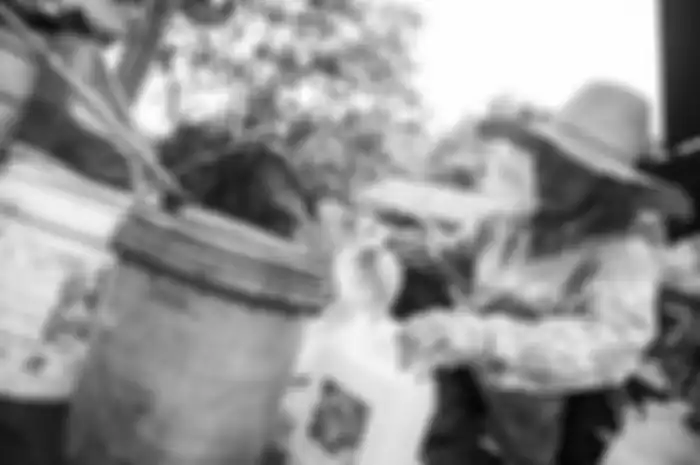 Foto dirilis Selasa (2/9/2019), memperlihatkan seorang warga memasukkan air sumur ke dalam jeriken di pondok pengolahan garam gunung, Desa Long Midang, Krayan, Nunukan, Kalimantan Utara. Walapun di dataran tinggi, masyarakat Dayak Lundayeh di Krayan mampu mengolah garam dengan hasil kualitas sangat 