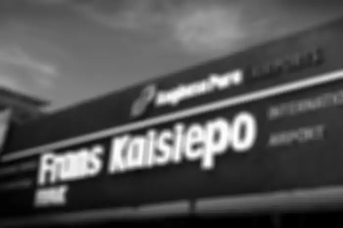 Papan nama Bandara Internasional Frans Kaisiepo. 