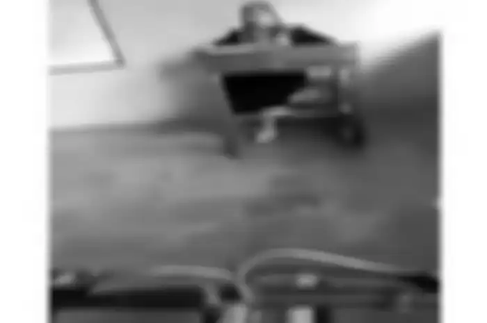 Siswa main sepeda di dalam kelas saat guru mengajar. 