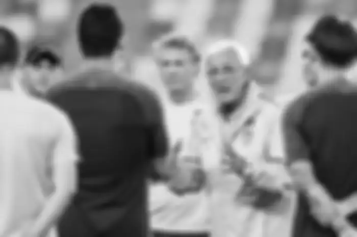 Marcello Lippi (tengah) dilaporkan bersedia kembali melatih timnas China asalkan China menaturalisasi pemain-pemain asing.