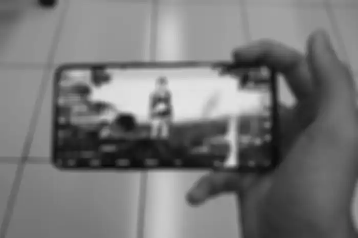 Bermain PUBG menyebabkan Oppo Reno 10x Zoom menjadi lebih cepat panas.