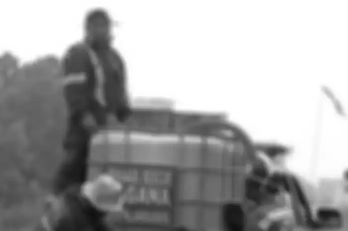Para pemadam api mengandalkan 500 liter air di belakang mobil pikap, yang kemudian habis hanya dalam waktu 10 menit. 
