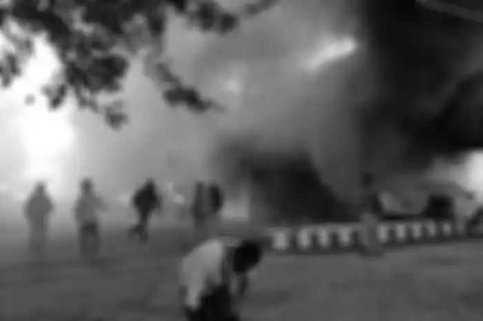 Kondisi saat sebuah bangunan terbakar menyusul aksi berujung ricuh di Wamena, Papua, Senin (23/9/2019). Demonstran bersikap anarkistis hingga membakar rumah warga, kantor pemerintah, dan beberapa kios masyarakat pada aksi berujung ricuh yang diduga dipicu kabar hoaks tentang seorang guru yang menge