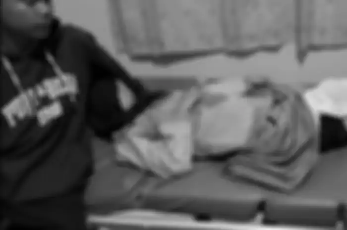 Putri, wanita hamil yang terkena peluru nyasar saat dirawat di RS Bhayangkara Kendari.