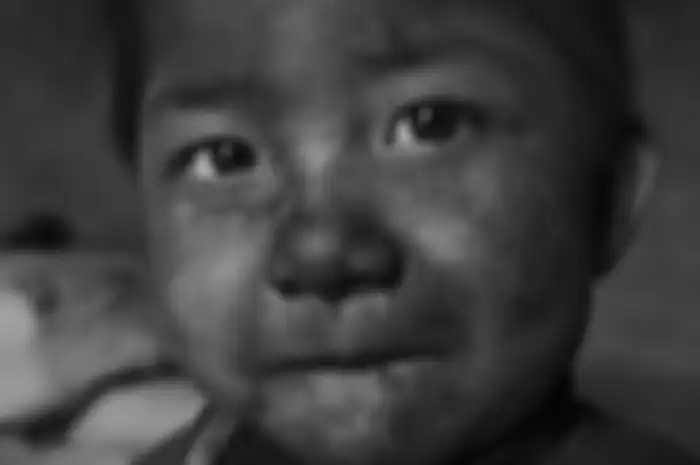 Anak-anak dengan limbah di kawasan industri.