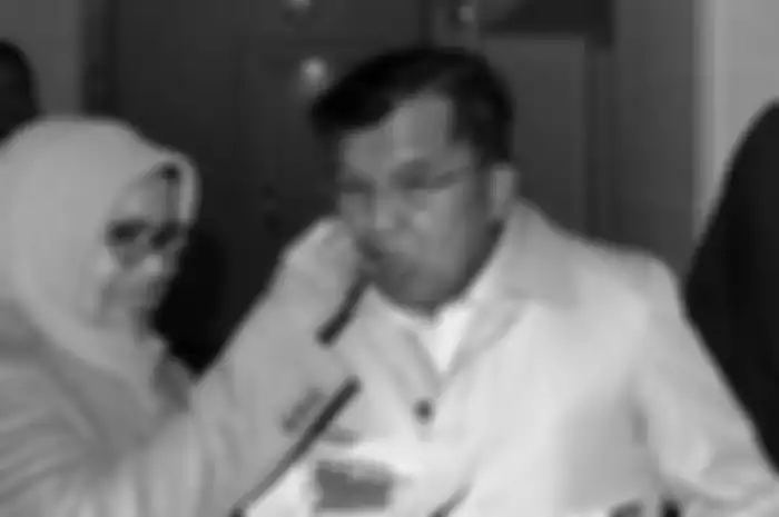 Jusuf Kalla ternyata tak pernah beri uang belanja untuk sang Istri, Mufidah Kalla. Padahal, JK mengantongi gaji Wakil Presiden Rp 42 juta per bulan.