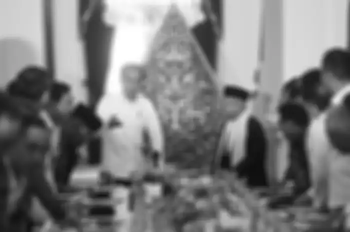 Presiden Joko Widodo (kiri) didampingi Wakil Presiden Ma'ruf Amin (kanan) memimpin sidang kabinet paripurna di Istana Merdeka, Jakarta, Kamis (24/10/2019). Sidang kabinet paripurna itu merupakan sidang perdana yang diikuti menteri-menteri Kabinet Indonesia Maju.