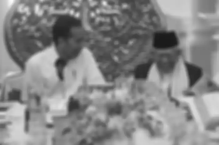 Presiden Joko Widodo (kiri) didampingi Wakil Presiden Ma'ruf Amin (kanan) memimpin sidang kabinet paripurna di Istana Merdeka, Jakarta, Kamis (24/10/2019). Sidang kabinet paripurna itu merupakan sidang perdana yang diikuti menteri-menteri Kabinet Indonesia Maju.