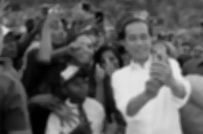 Presiden Joko Widodo atau akrab disapa Jokowi, berswafoto bersama warga yang menyambut kunjungannya di Kabupaten Kaimana, Papua Barat, Minggu (27/10/2019). Dalam kunjungannya, Jokowi dan Ibu Negara Iriana menikmati senja di Kaimana dengan duduk di tepi anjungan Laut Arafuru saat langit mulai memerah