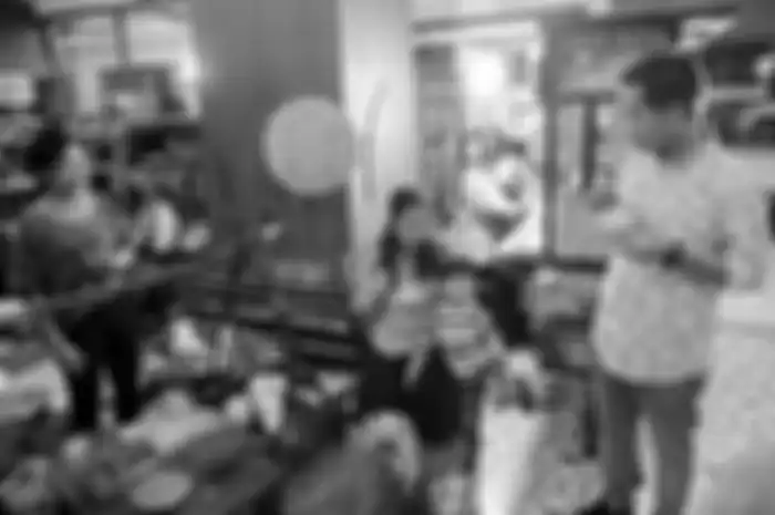 Tampilan sederhana Selvi Ananda saat pergi bareng Jan Ethes dan Gibran Rakabuming