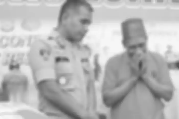 Tersangka Puang La'lang saat dihadirkan pada rilis kasus penistaan agama, di Mapolres Gowa, Sulsel, Senin (4/11/2019). 