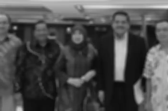 Emma Yohanna, berkerudung, anggota DPD RI asal Sumatera Barat yang namanya disebut dalam kasus mobil tabrak skuter listrik GrabWheels.