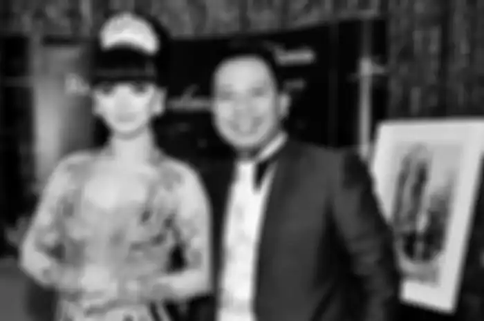 Vicky Prasetyo dan Zaskia Gotik saat bertunangan