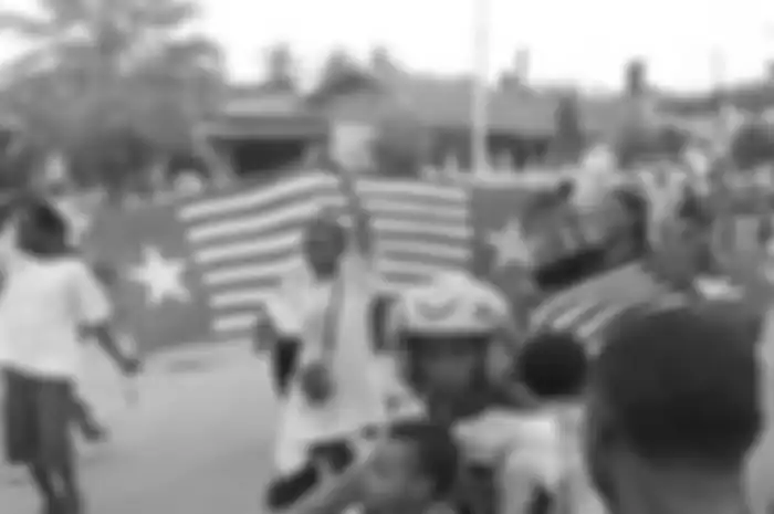 Ilustrasi: Beberapa warga yang membentangkan bendera OPM saat melakukan aksi unjuk rasa beberapa waktu lalu.