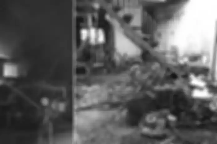 Rumah yang terbakar akibat charger smartphone KW.
