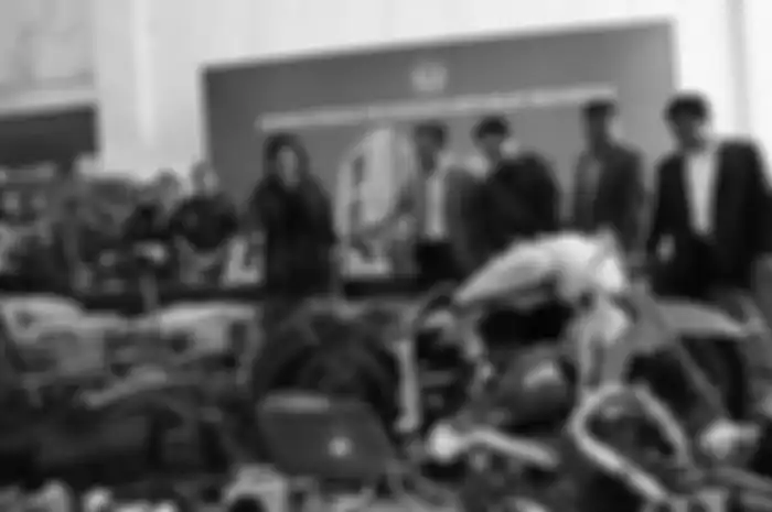 Menteri Keuangan Sri Mulyani bersama Menteri BUMN Erick Thohir menunjukkan barang bukti motor Harley Davidson saat konferensi pers terkait penyelundupan motor Harlery Davidson dan sepeda Brompton menggunakan pesawat baru milik Garuda Indonesia di Kementerian Keuangan, Jakarta, Kamis (5/12/2019). Dir