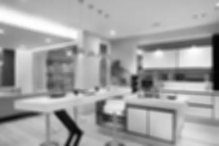Dapur di satu area dengan ruang tamu dengan desain sekat masif yang menarik. 