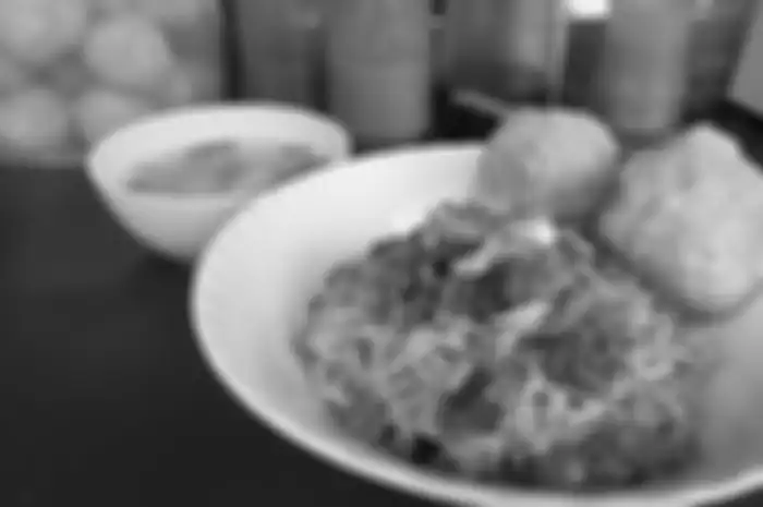 Bakmi Bangka Aloiy 777 dengan makanan pendamping bakso goreng ayam