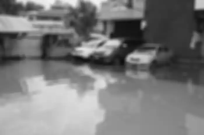 Ilustrasi mobil terjebak banjir saat parkir