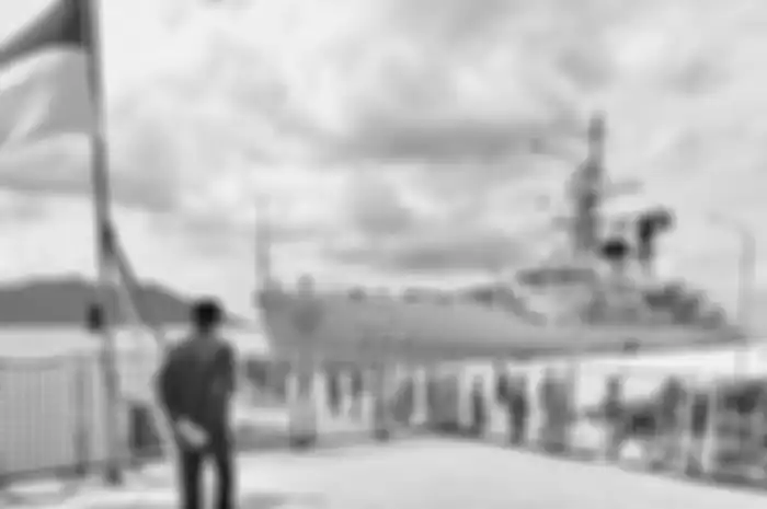 Presiden Joko Widodo meninjau kesiapan kapal perang KRI Usman Harun di Puslabuh TNI AL di Selat Lampa, Natuna, Rabu (8/1/2020). Selain itu Jokowi juga mengadakan silaturahmi dengan para nelayan di Sentra Kelautan Perikanan Terpadu (SKPT) Selat Lampa Natuna. 