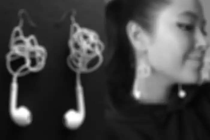 Kabel EarPods kusut yang dimanfaatkan menjadi anting-anting menarik
