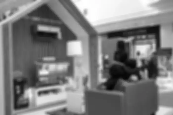 Pengunjung sedang membuktikan kepintaran produk AIoT Sharp di pameran. 