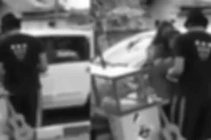 Beredar Video Seorang Ibu-Ibu Mengamuk pada Penjual Cilok karena Berpacaran dengan Anaknya.