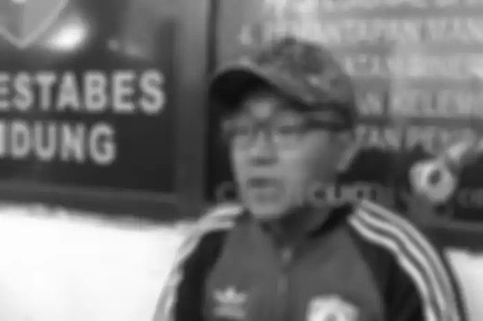 Teddy saat memberikan keterangan mengenai peci yang sering dikenakannya