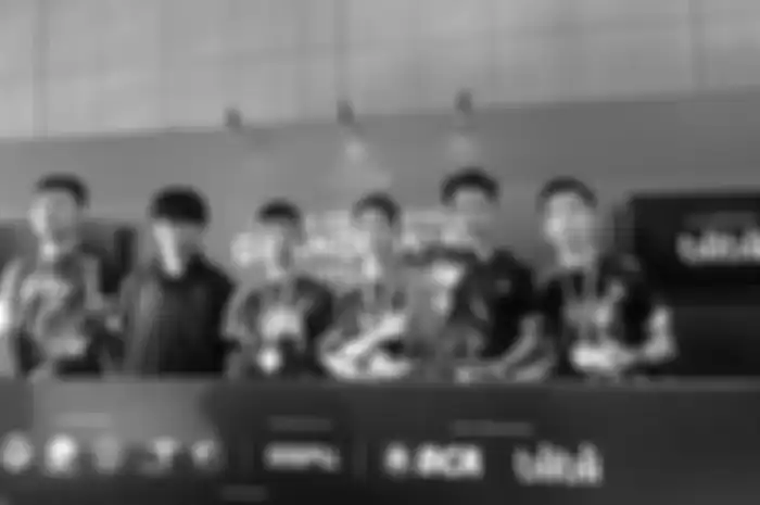 Pemenang Piala Presiden Esports 2020 dari Vietnam, tim Flash untuk Free Fire dan Nguyen Tuan Anh untuk PES.