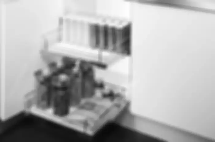 Penyimpanan bahan makanan kering di rak khusus yang diletakkan di kabinet dapur. 