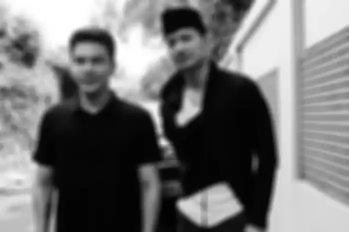 Jonathan Frizzy dan Evan Sanders melayat suami dari penyanyi Bunga Citra Lestari (BCL), Ashraf Sinclair di Pejaten Barat, Jakarta, Selasa (18/2/2020). Ashraf meninggal dunia Selasa (18/2/2020) pagi, karena serangan jantung. 