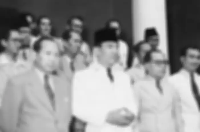 Dengan dihadiri oleh Presiden Soekarno, Sidang Kabinet RIS, yang pertama telah dilangsungkan pada tanggal 5 Januari 1950, di gedung bekas Raad van Indie, di Pedjambon, Jakarta. Presiden Soekarno dengan para Menteri Kabinet Pertama RIS, dimuka Gedung Dewan Menteri (bekas Raad van Indie) di Pedjambon.