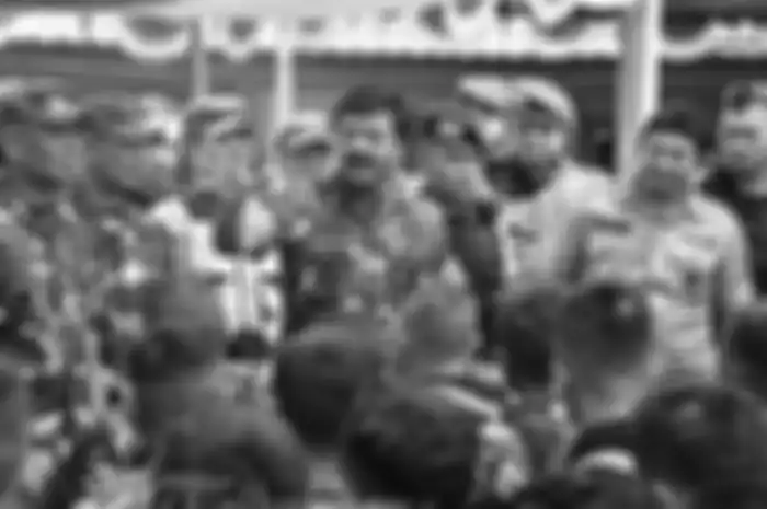 Panglima TNI Marsekal TNI Dr. (H.C.) Hadi Tjahjanto, S.I.P. didampingi Plt. Kapolri Komjen Pol Drs. Ari Dono Sukmanto, S.H., di hadapan 820 prajurit TNI dan anggota Polri di Markas Kodim 1702/Jayawijaya, Wamena, Kabupaten Jayawijaya, Papua, Sabtu (26/10/2019).